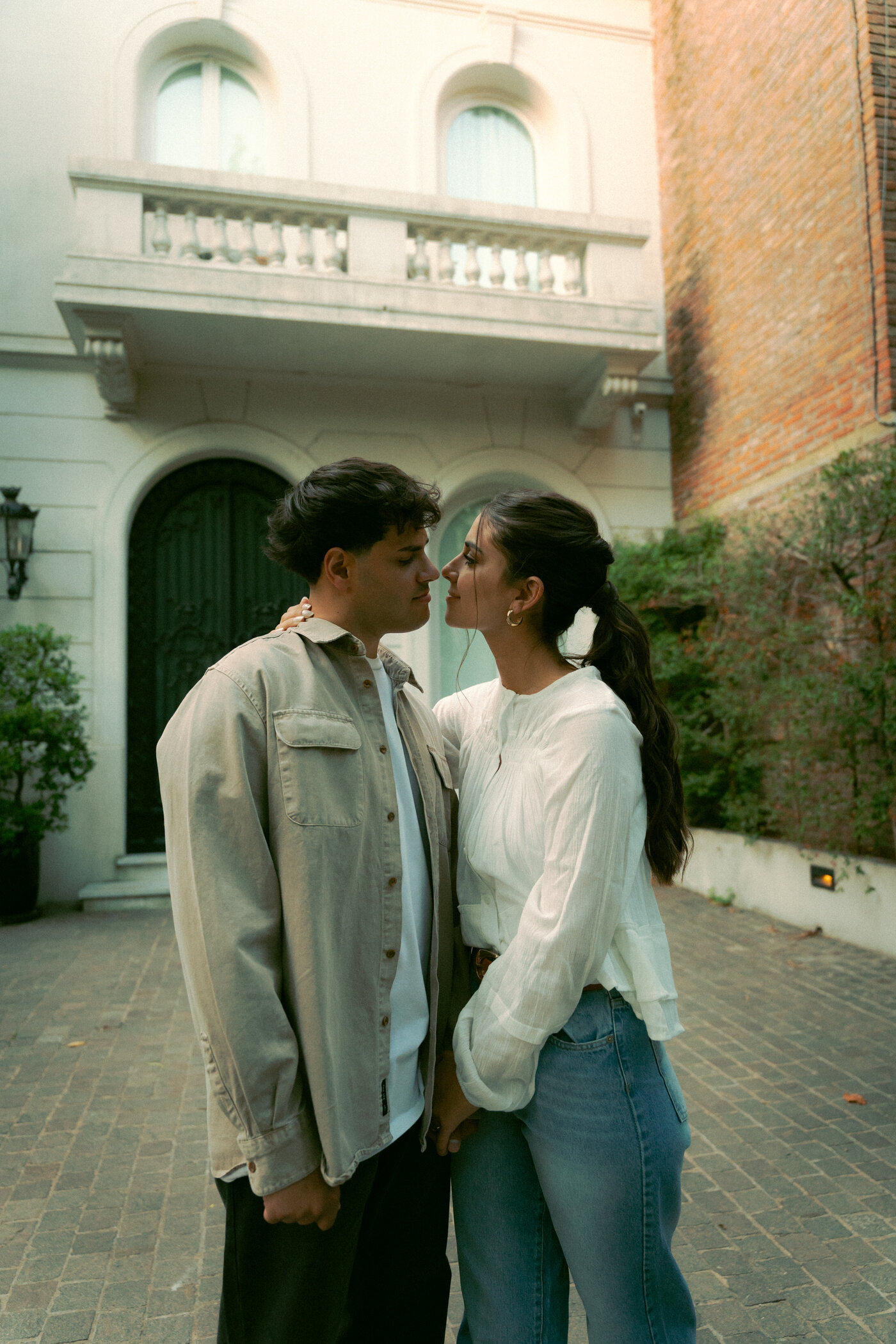 Mati y Bren a punto de darse un beso frente a un edificio